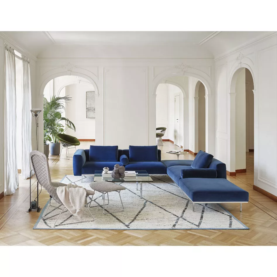 Knoll Matic Sofa in Blau in einem eleganten Wohnzimmer mit Parkettboden und großen Fenstern im Hintergrund