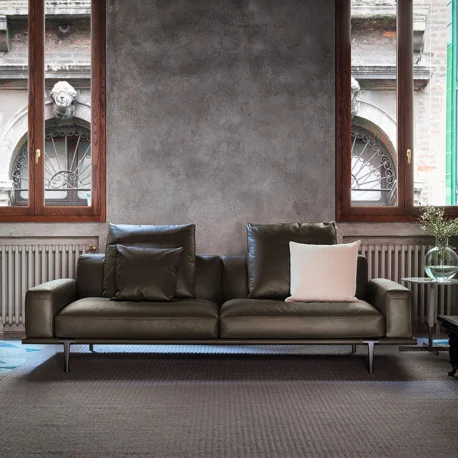 Die Let it Be Kollektion verkörpert ein modulares Einrichtungssystem das grenzenlose Konfigurationsmöglichkeiten bietet Die Möglichkeit Staufächer und Behälter an Anbausofas anzubringen erhöht die Funktionalität während die Struktur und die weichen Daunen