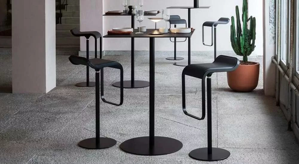 Lapalma BRIO Outdoor-Barmöbel in Schwarz auf einer Terrasse mit Kaktus im Hintergrund, moderne und elegante Atmosphäre.