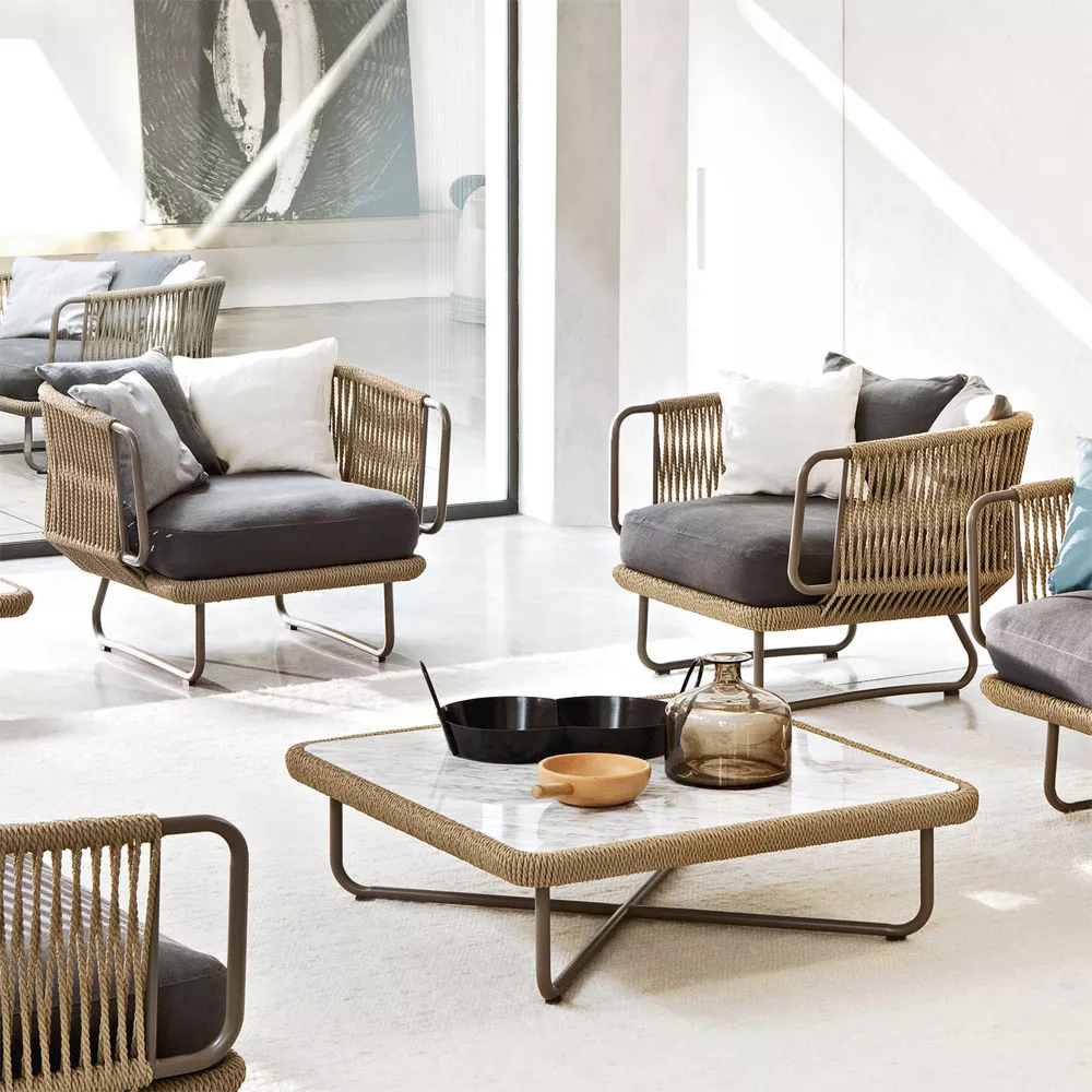 Varaschin Babylon Outdoor Loungegruppe in Beige und Grau auf hellem Teppich in modernem Wohnzimmer mit großen Fenstern.