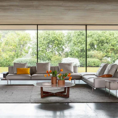 Die Fidelio Serie ist eine vielseitige Kollektion die sich leicht mit anderen Möbeln von Poltrona Frau kombinieren lässt