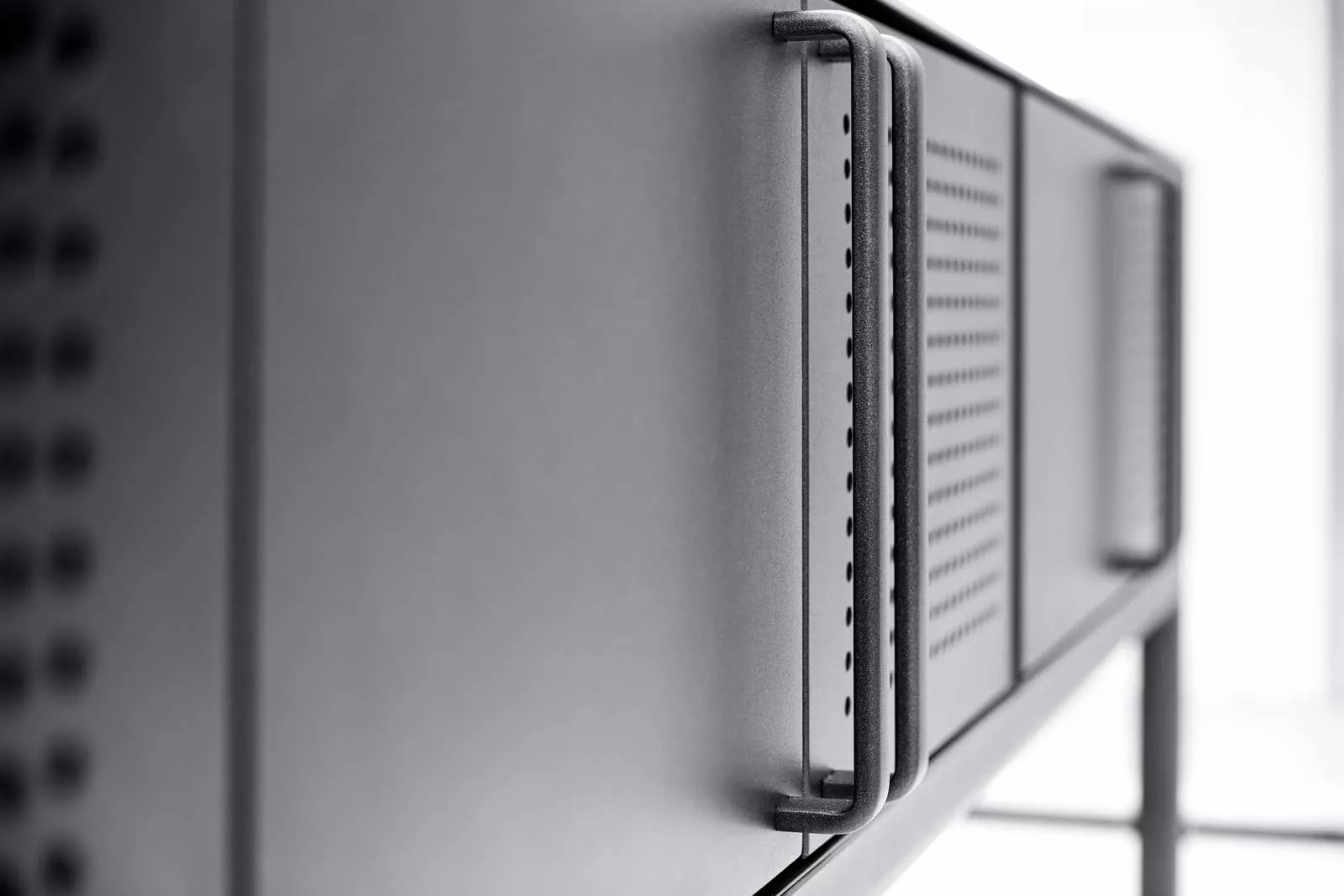 Cane-line Drop Gewächshaus in Grau, 100 cm, mit 3 Regalen, Nahaufnahme auf moderne Outdoor-Küche vor hellem Hintergrund.