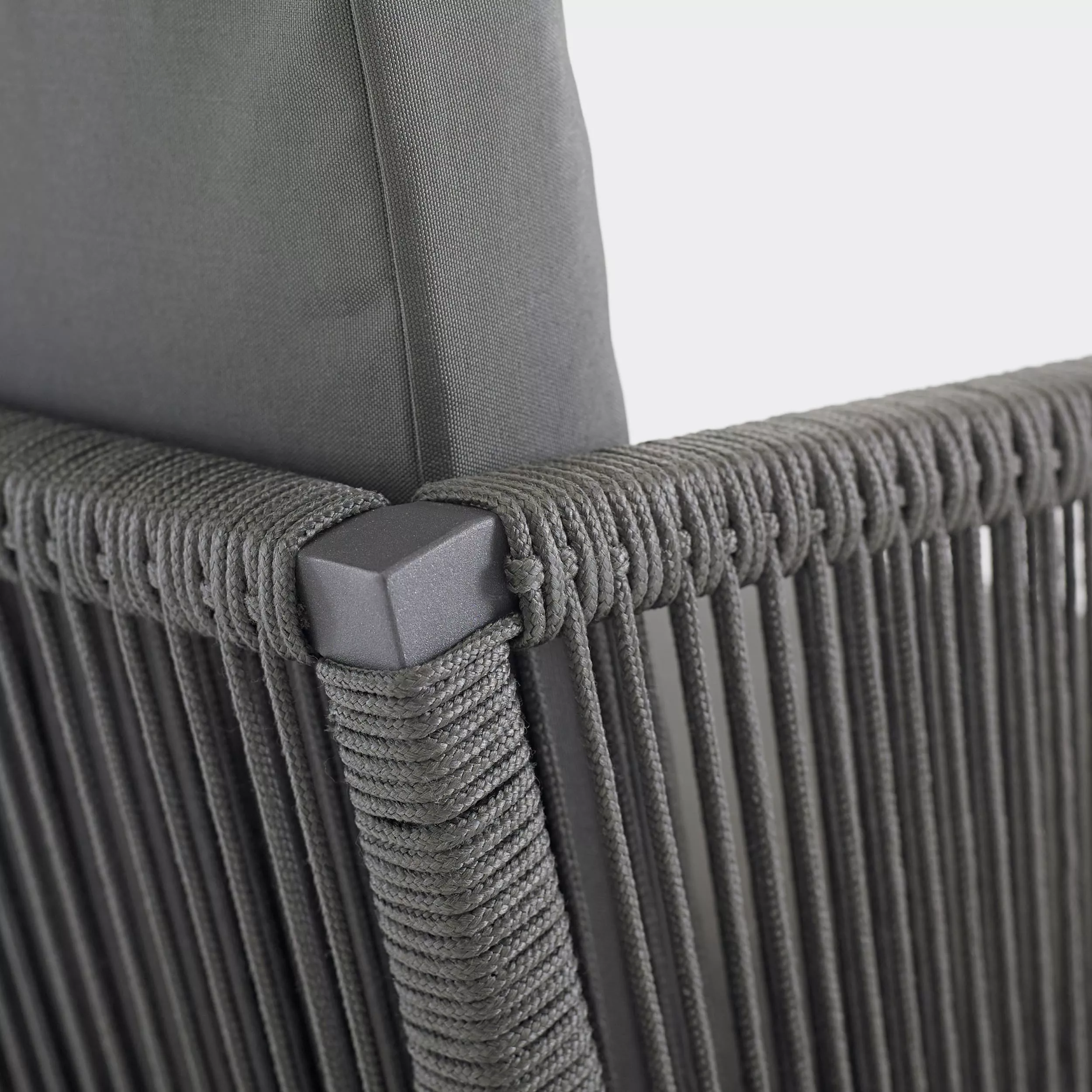 Solpuri Club Sessel Detailansicht des grauen Sessels mit geflochtenen Seilen und gepolsterter Rückenlehne ohne Hintergrund