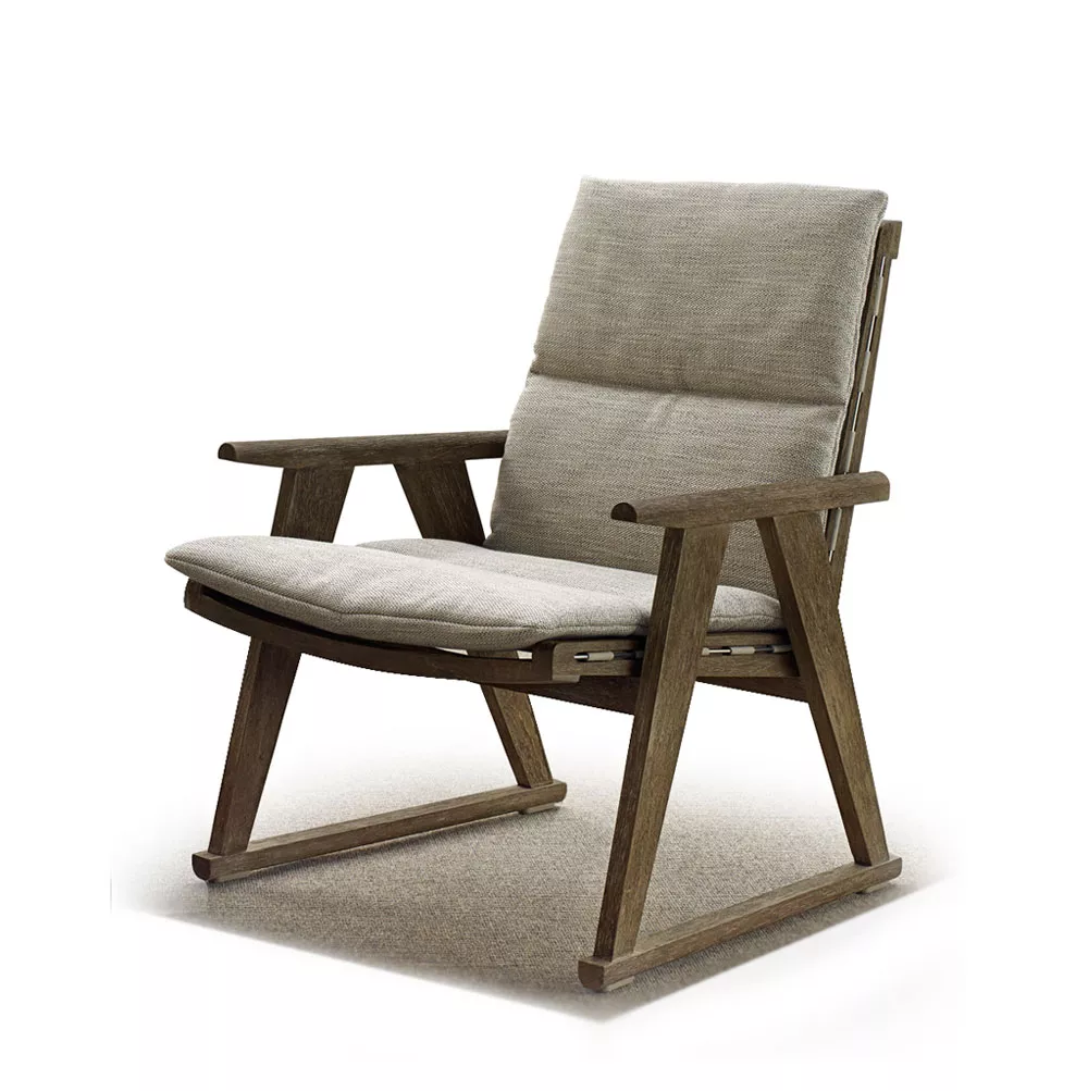 B&B Italia Gio Loungesessel mit Holzrahmen und gepolstertem Sitz und Rückenlehne ohne Hintergrund