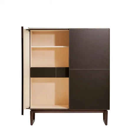 Die Fidelio Tische zeichnen sich durch die elegante Kombination hochwertiger Materialien und präziser Verarbeitung aus Das Untergestell aus massiver Esche in warmen Mokka oder Wenge Tönen verleiht ihm mit seinem dreieckigen Querschnitt eine moderne Ästhet