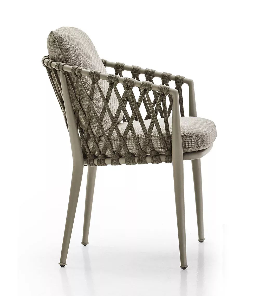 B&B Italia Erica Armlehnstuhl in Grau mit geflochtenem Design und gepolstertem Sitz ohne Hintergrund