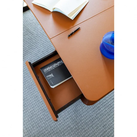 Der Fred Schreibtisch von Poltrona Frau vereint Eleganz und Funktionalität in perfekter Harmonie