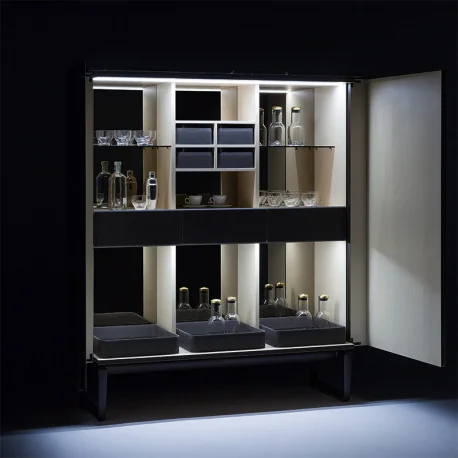 Die_Fidelio_Tische_zeichnen_sich_durch_die_elegante_Kombination_hochwertiger_Materialien_und_präziser_Verarbeitung_aus_Das_Untergestell_aus_massiver_Esche_in_warmen_Mokka_oder_Wenge_Tönen_verleiht_ihm_mit_seinem_dreieckigen_Querschnitt_eine_moderne_Ästhet