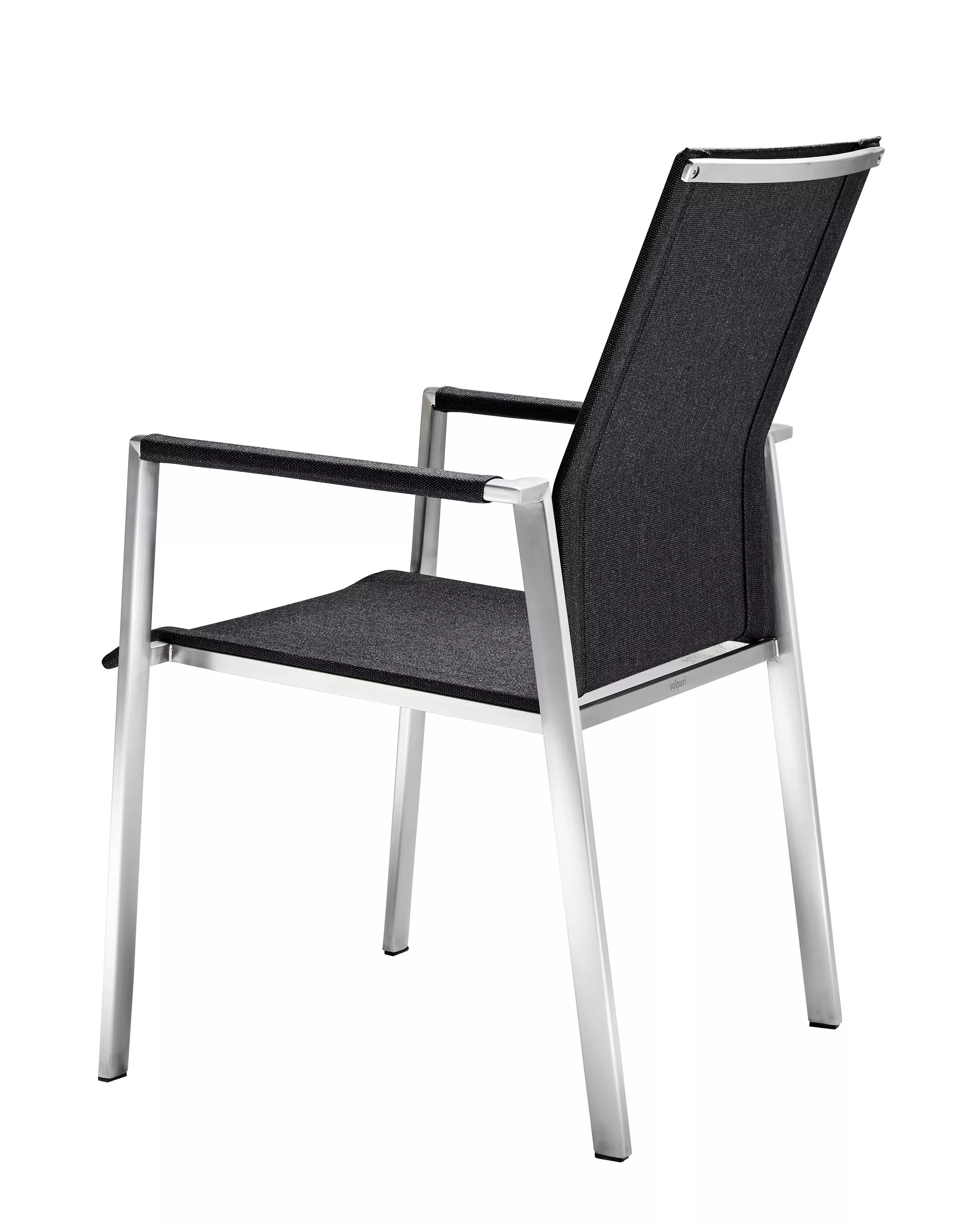 Solpuri Dance Stapelsessel in einem Studio ohne Hintergrund in einer seitlichen Ansicht mit schwarzem Sitz und Rückenlehne aus Textil und silbernem Gestell