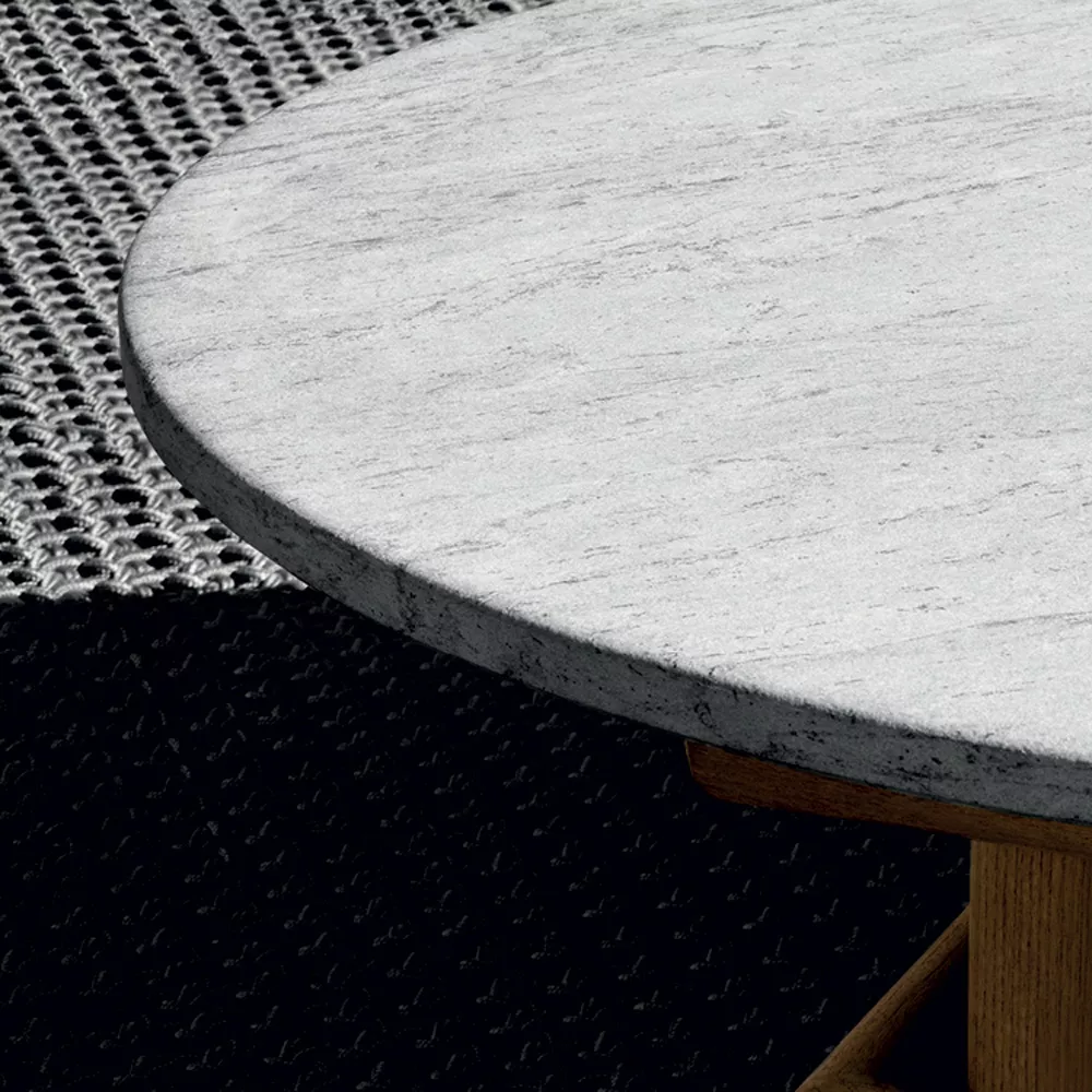 B&B Italia Ayana Esstisch mit runder Marmorplatte und Holzgestell auf einem strukturierten Teppich