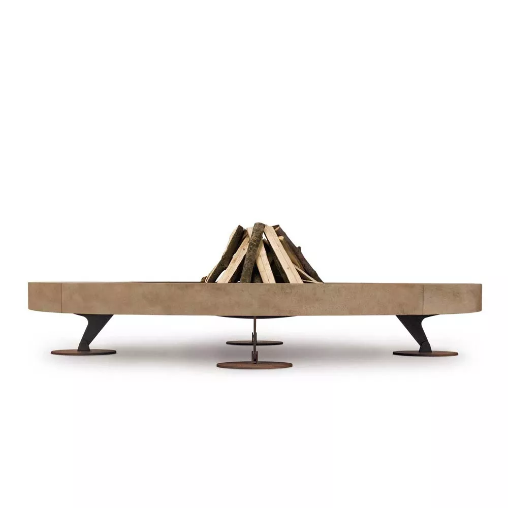 AK47 Rondo Feuerstelle aus Santafiora Trachyt und Stahl 206 cm ohne Hintergrund