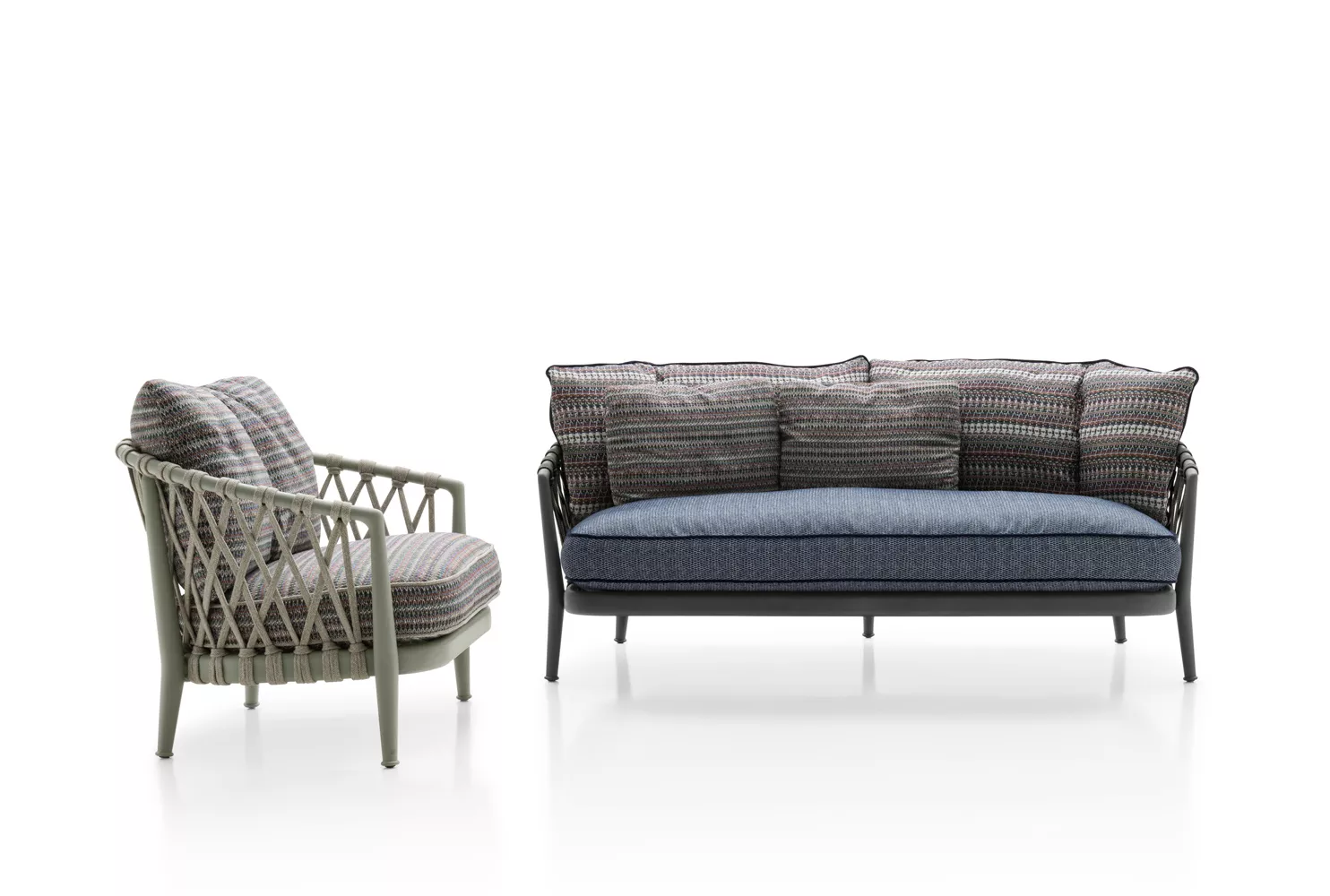 B&B Italia Erica 19 Outdoor 2-Sitzer Sofa 170 cm und passender Sessel auf weißem Hintergrund