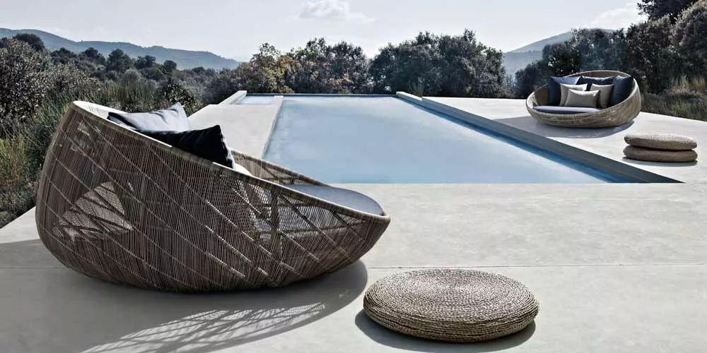 BeB Italia Canasta 13 Loungegruppe Loungesofa am Pool mit Kissen und runden Sitzkissen in einer modernen Außenumgebung