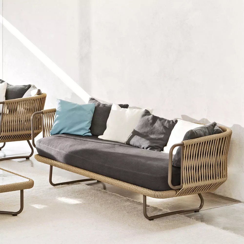 Varaschin Babylon Loungesofa, 185 cm, beige, mit grauen und weißen Kissen, auf hellem Hintergrund in modernem Ambiente.