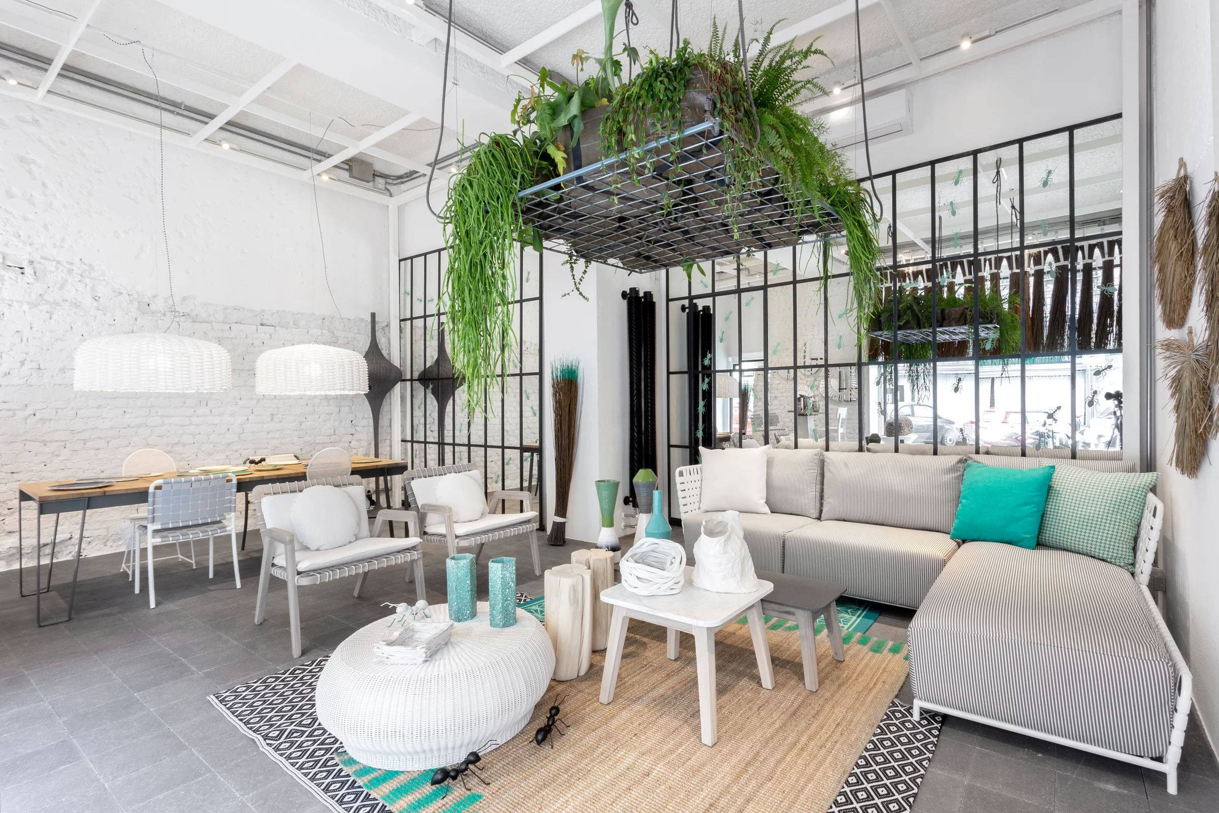 Gervasoni Beistelltisch Bolla in einem modernen Wohnzimmer mit grauem Sofa und Pflanzen im Hintergrund