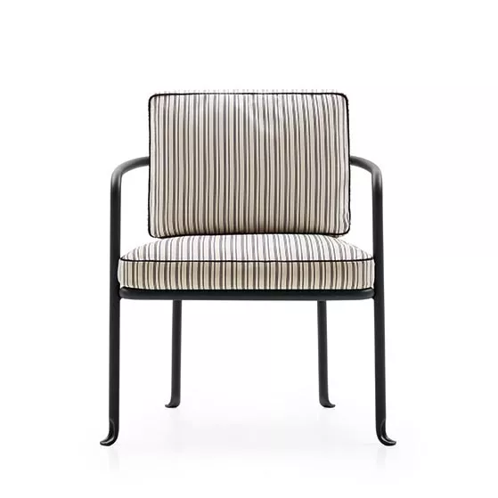 B&B Italia Borea Gartenstuhl mit Armlehnen und gestreiftem Polster in einer Studioaufnahme ohne Hintergrund
