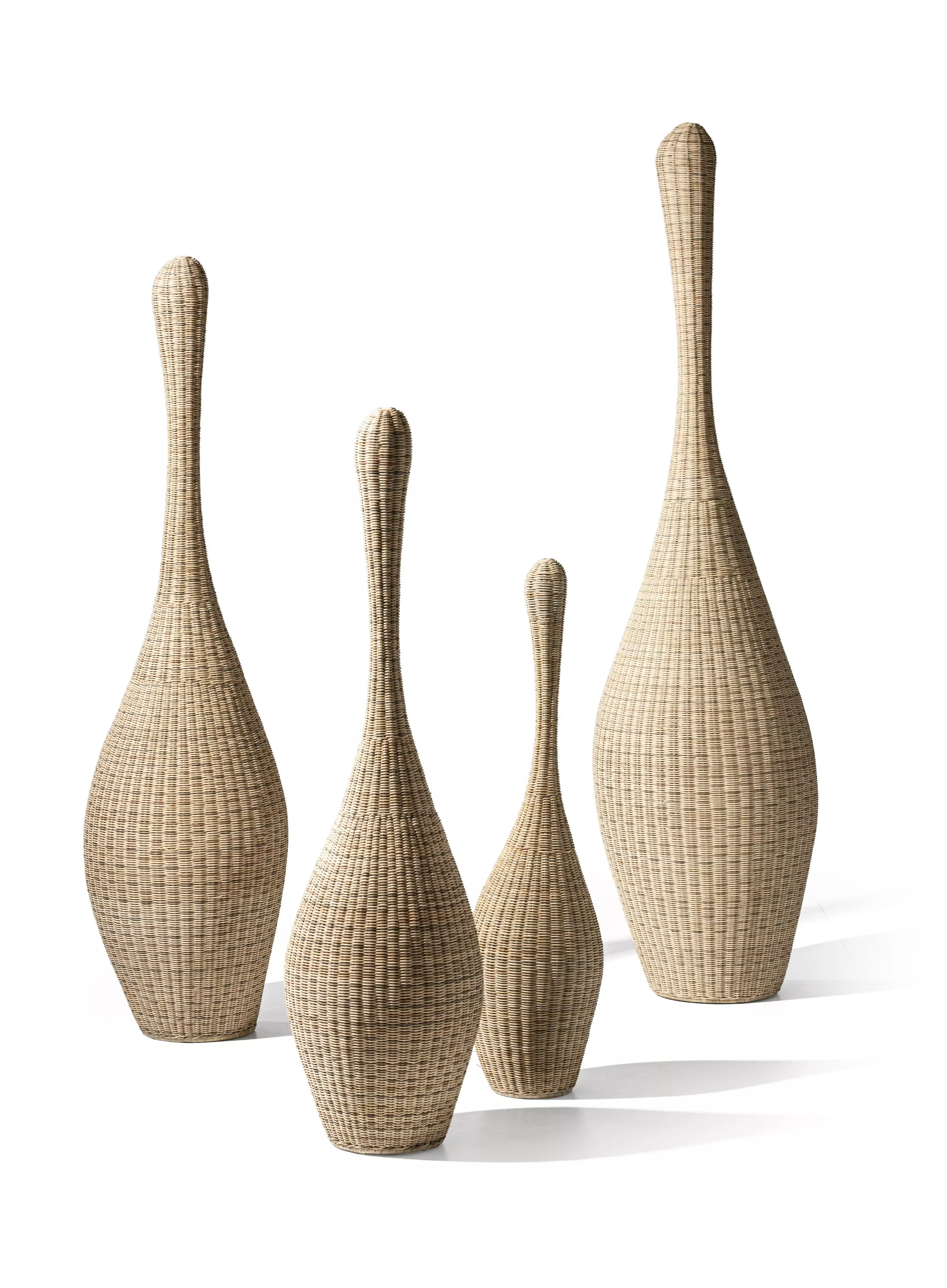 Vier Gervasoni Bolla Körbe in verschiedenen Größen aus geflochtenem Material auf weißem Hintergrund.