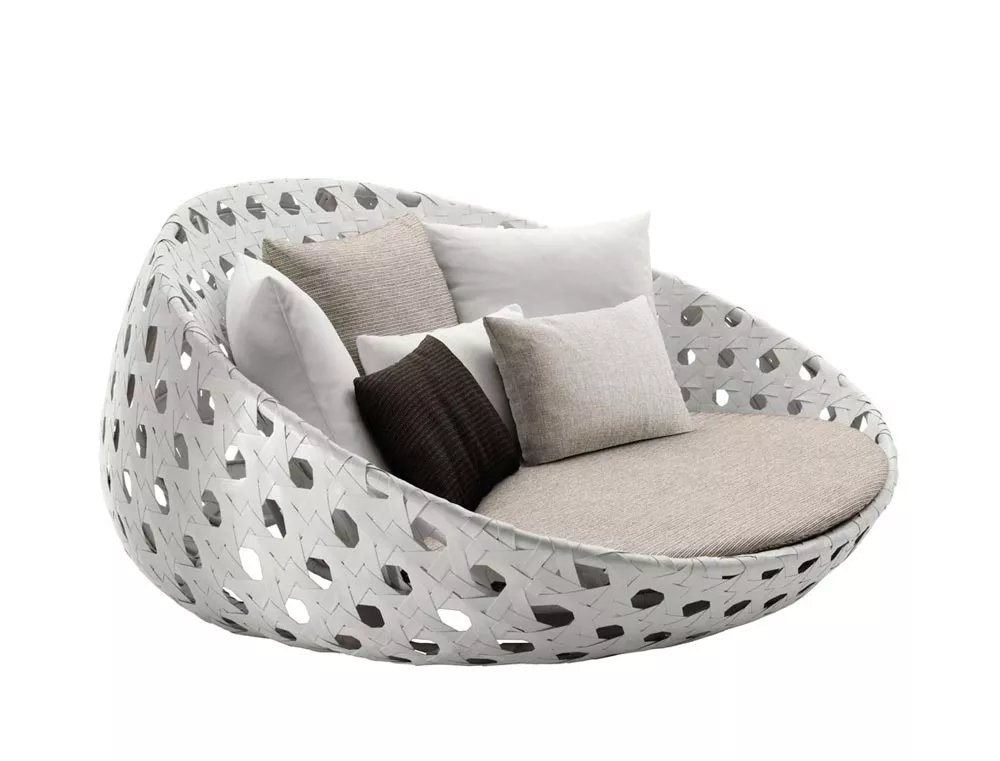 B&B Italia Canasta Outdoor Loungesessel Sofainsel 180 cm in Weiß mit mehreren Kissen in verschiedenen Farben und Größen ohne Hintergrund