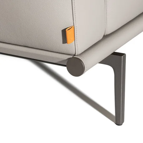 Die Happy Jack Kollektion bietet mit ihren großen Kissen eine gemütliche und komfortable Atmosphäre Das Designerstück mit kompakten Abmessungen passt perfekt in kleinere Wohnungen und verschiedene gewerbliche Umgebungen vom Büro bis zum Wartebereich und C