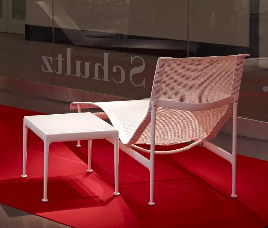 Knoll Studio 1966 Collection Beistelltisch quadratisch in weiß neben einem passenden Stuhl auf einem roten Teppich in einem modernen Raum