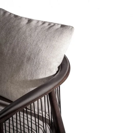 Der Viola Sessel ist extrem leicht und einfach zu handhaben ohne dabei seine Robustheit und solide Konstruktion einzubüßen