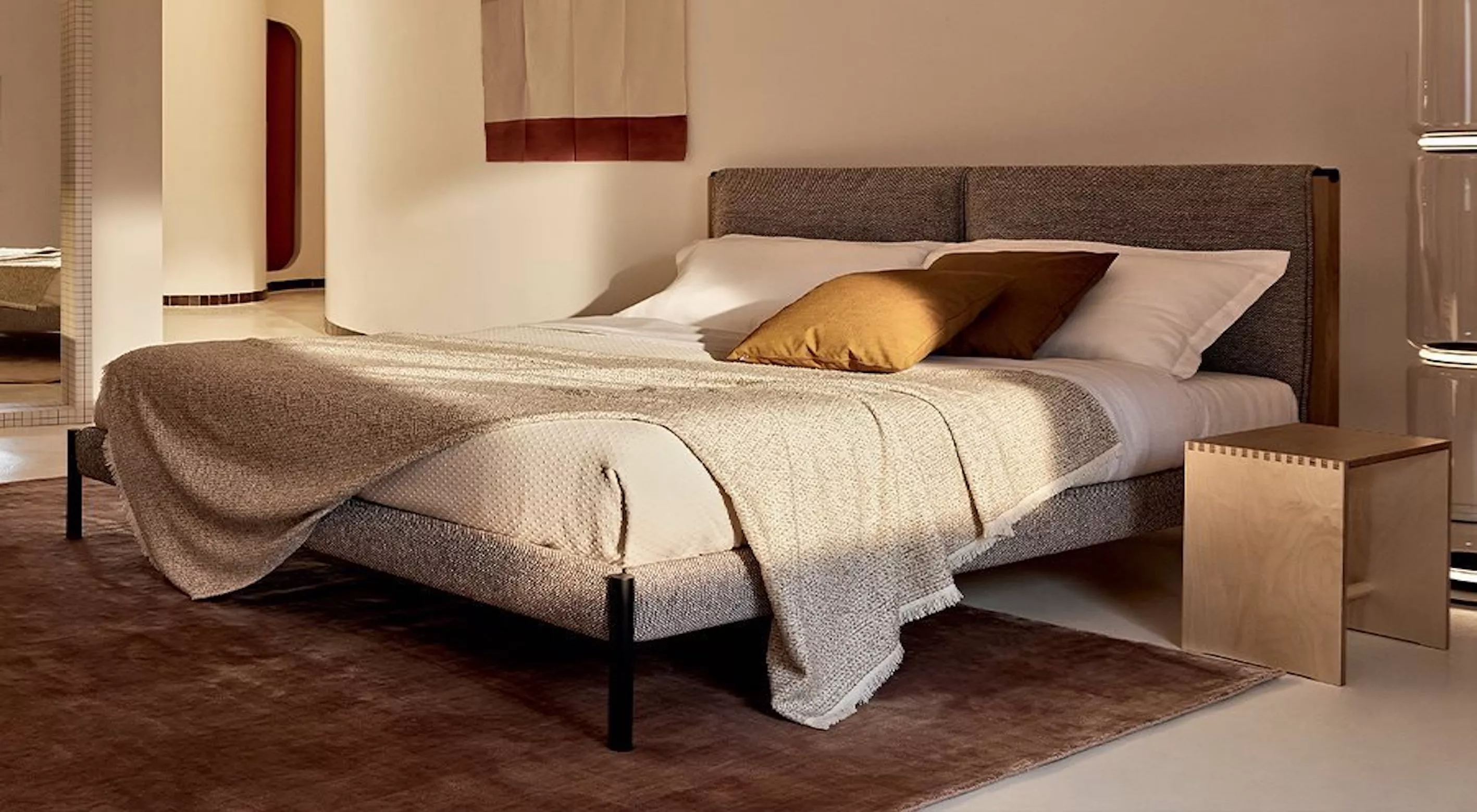 Ein gemütliches Schlafzimmer mit einem Ricordi-Bett in Taiga-Farbe, umgeben von warmem Licht und minimalistischer Einrichtung.