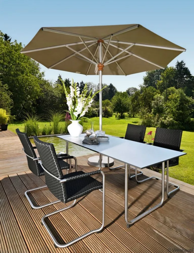 Aluschirm von Weishäupl, rund, 270 cm, in Beige, auf einer Terrasse mit Garten im Hintergrund.