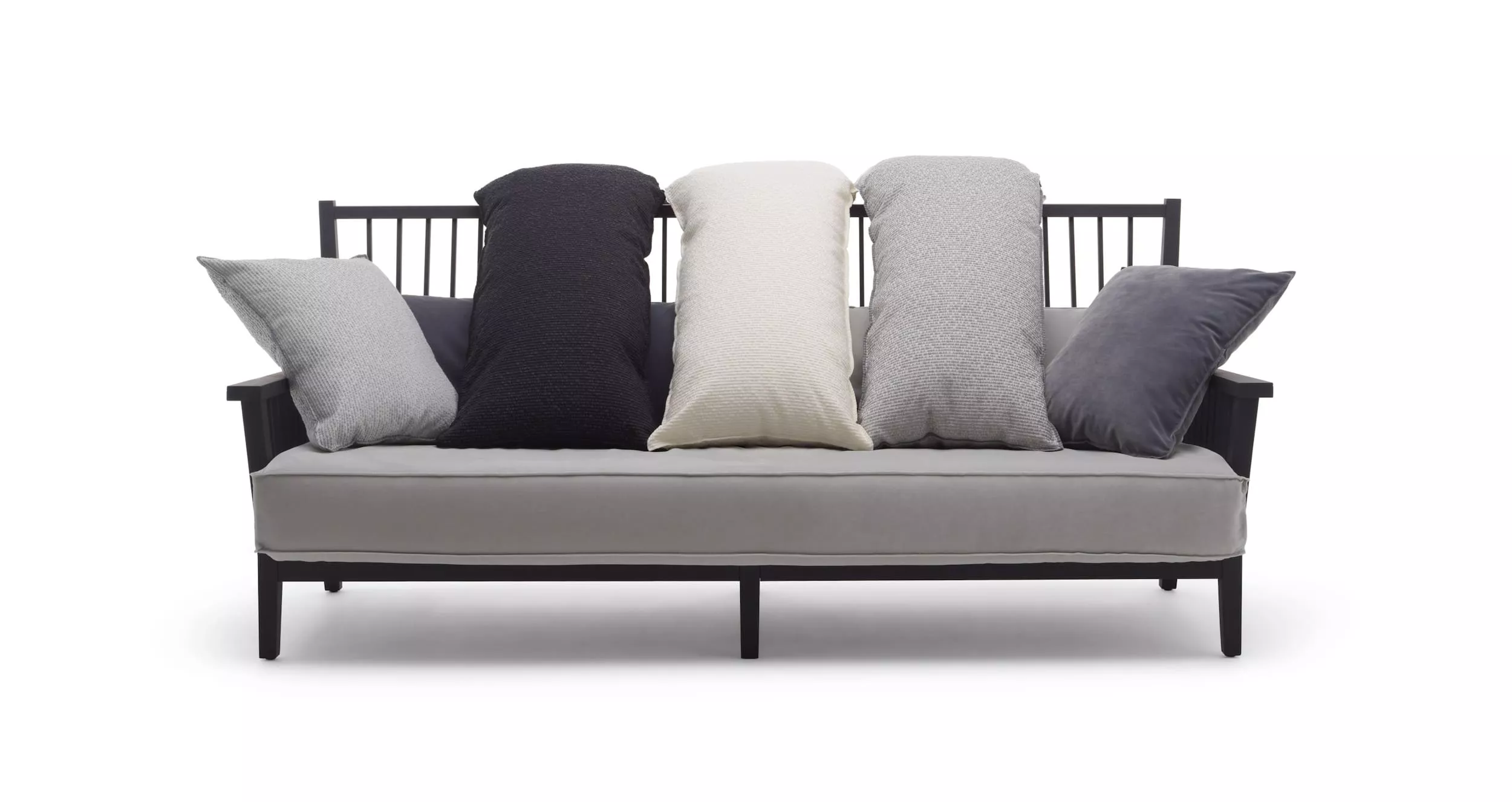 Gervasoni Gray 03 Sofa mit grauem Bezug und mehreren Kissen in verschiedenen Farben auf weißem Hintergrund.