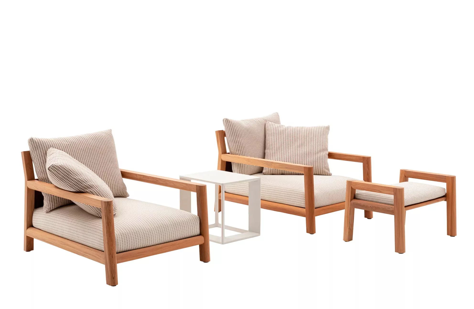 B&B Italia Pablo Outdoor Gartenhocker 80 cm in einer Gartenmöbelkollektion mit zwei Sesseln und einem weißen Beistelltisch ohne Hintergrund