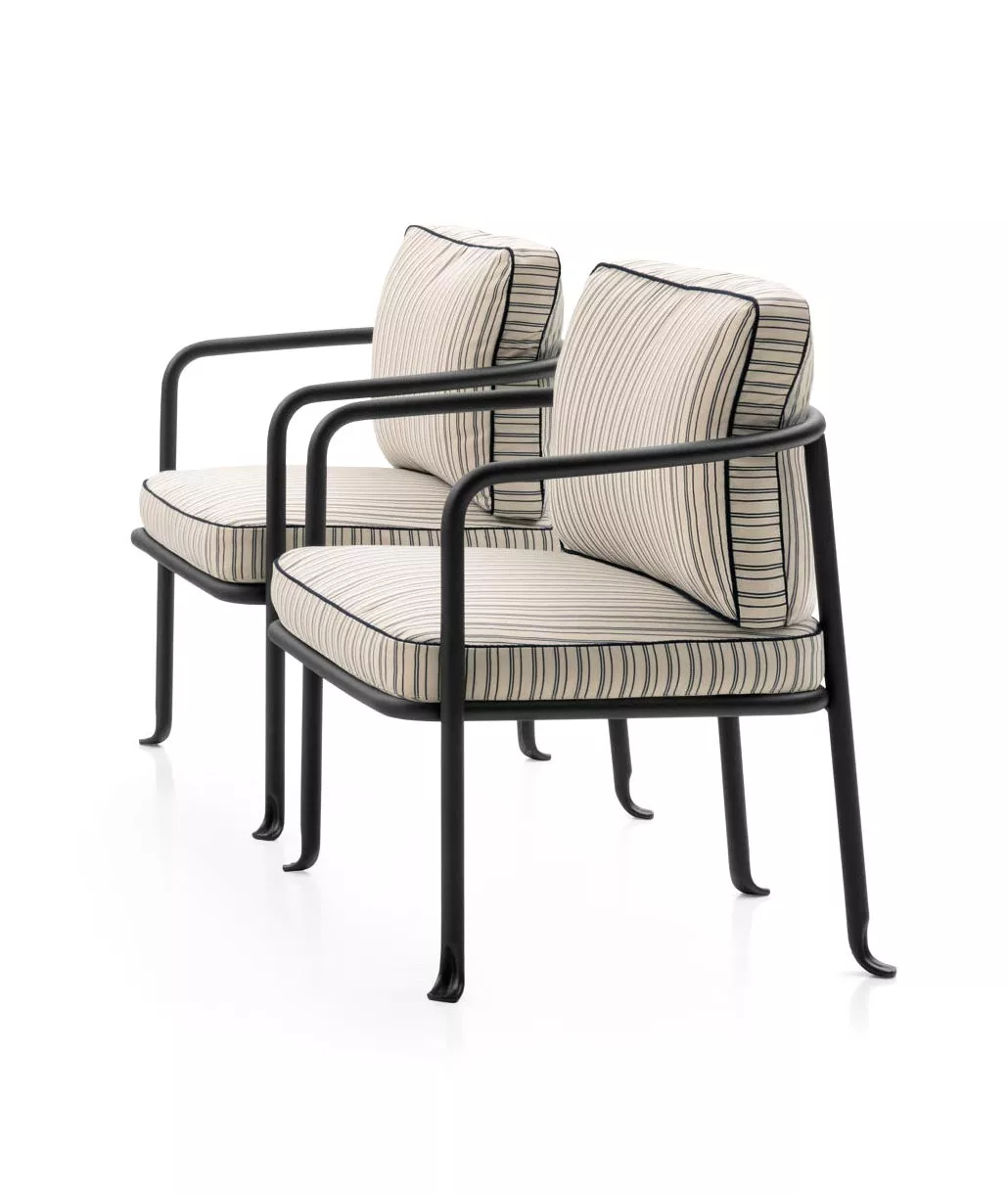 Zwei B&B Italia Borea Gartenstühle mit gestreiften Polstern und schwarzen Rahmen auf weißem Hintergrund.