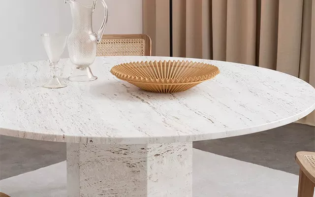 GUBI Epic Tisch in einem modernen Esszimmer mit einer Karaffe zwei Gläsern und einer Holzschale auf der Tischplatte