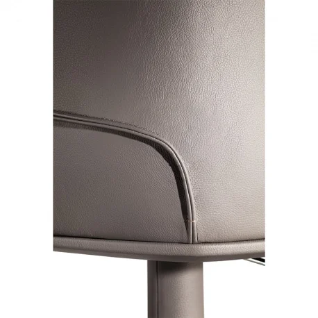 Die Archibald Möbel sind in Pelle Frau Leder oder abnehmbarem Stoff erhältlich mit Kontrastnähten in der Lederversion und Ton in Ton Nähten in der Stoffversion