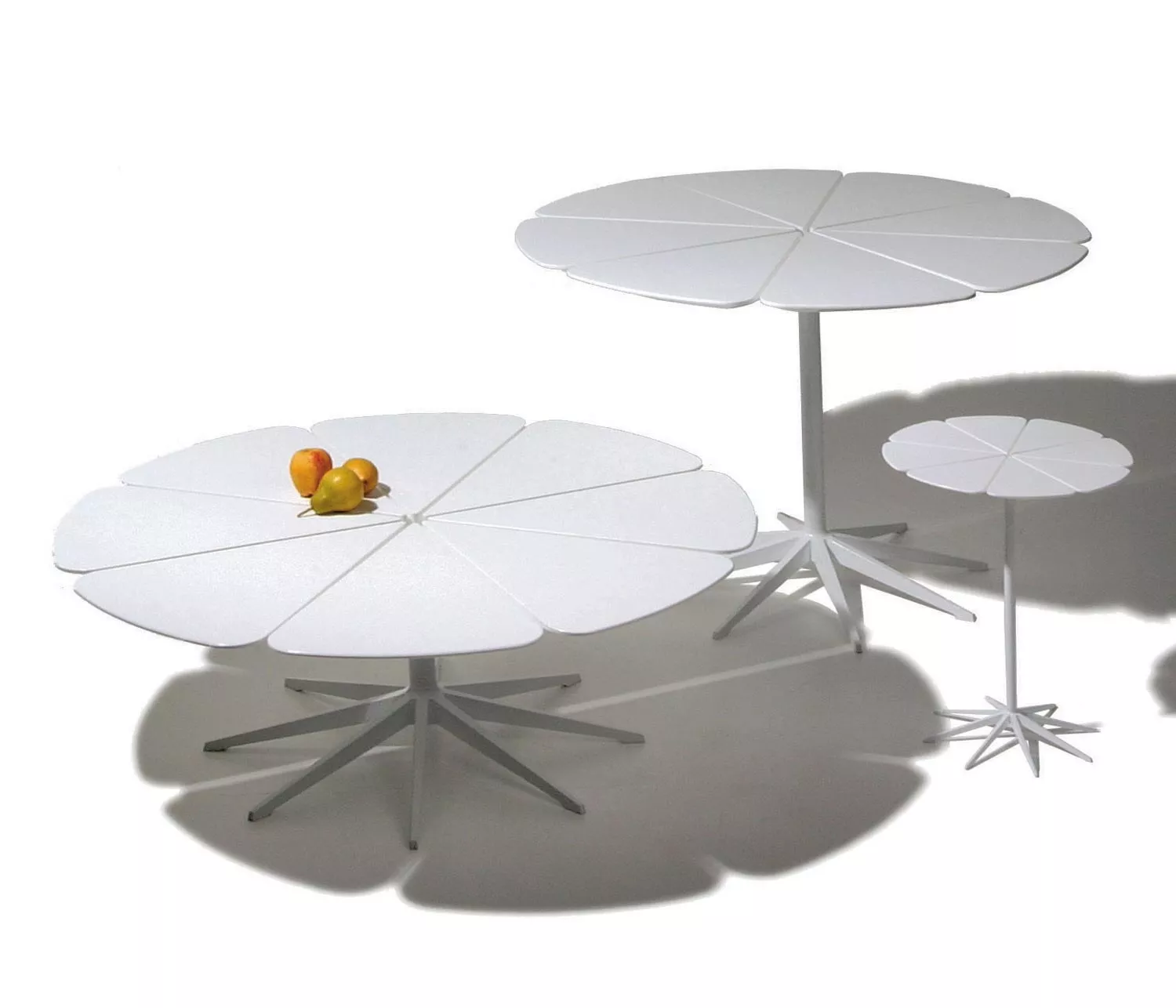 Knoll Studio Petal Esstisch in Weiß in drei verschiedenen Größen mit Obst auf dem Tisch ohne Hintergrund