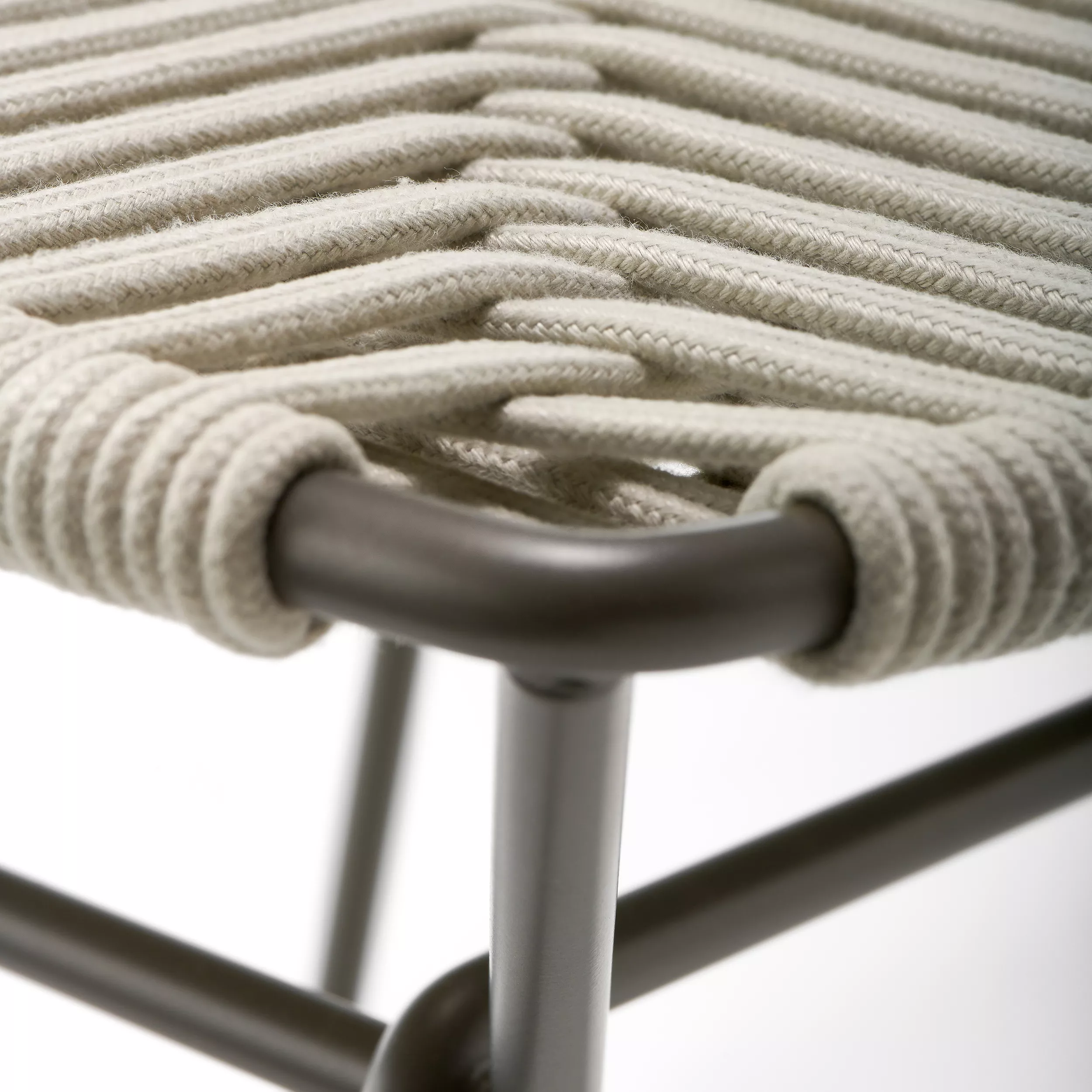 Nahaufnahme des MDF Italia Neil Twist Stuhls mit geflochtenem Sitz und Metallrahmen ohne Hintergrund