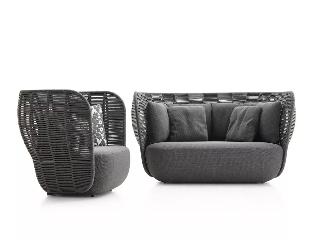 B&B Italia Bay Loungesessel mit niedriger Rückenlehne in Grau und passendem Sofa ohne Hintergrund