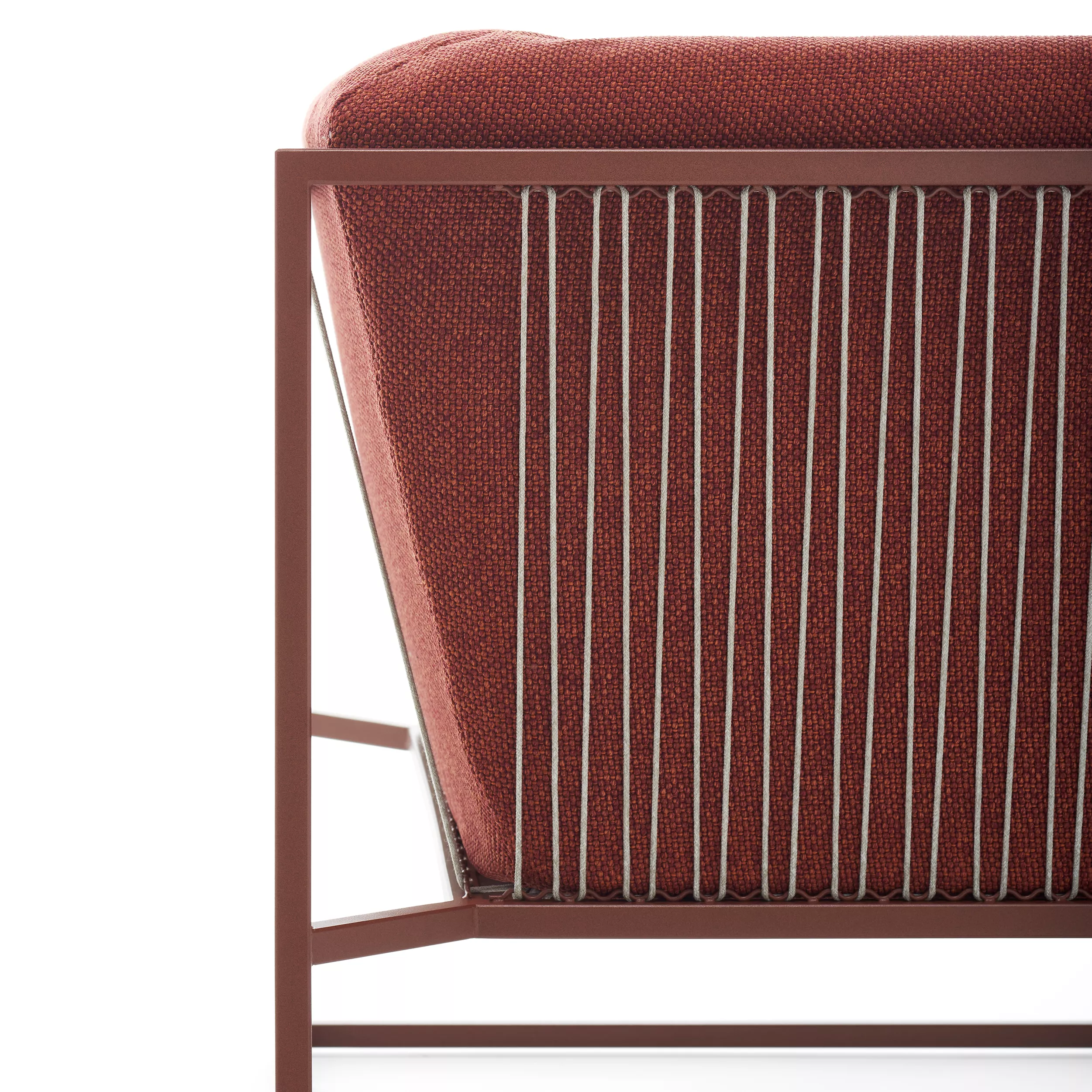 MDF Italia Arpa Loungesessel in Nahaufnahme zeigt die Rückseite des Sessels mit rotem Stoffbezug und Metallrahmen ohne Hintergrund