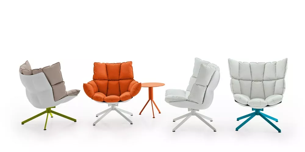 B&B Italia Husk Outdoor Loungesessel in verschiedenen Farben um einen kleinen runden Tisch gruppiert