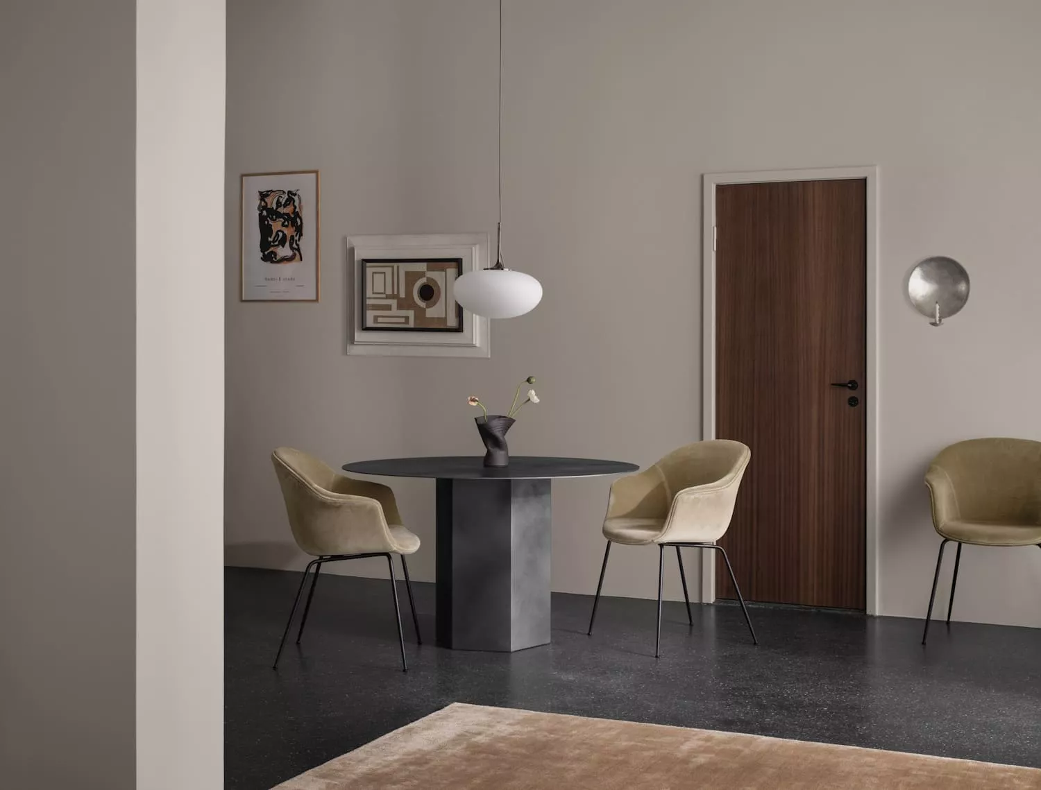 Ein stilvoll eingerichtetes Wohnzimmer mit einem runden Gubi Epic Tisch und beigen Gubi Bat Stühlen in einer modernen und eleganten Atmosphäre