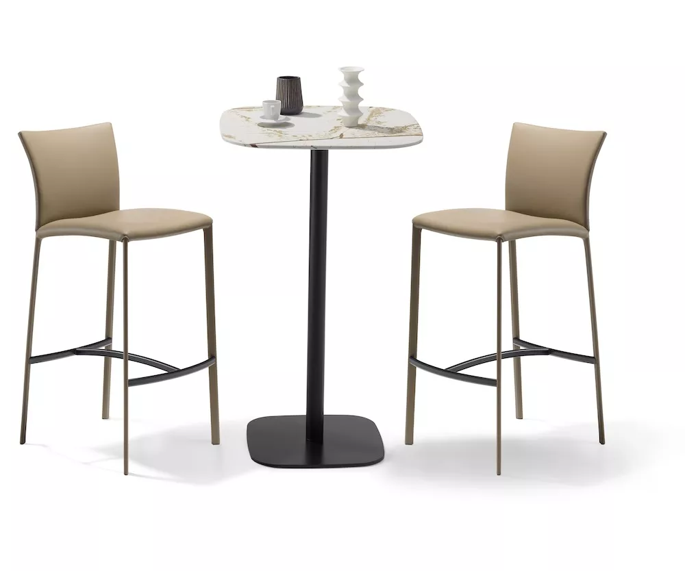 Zwei beige Draenert Largo Barhocker und ein quadratischer Marmortisch mit schwarzem Fuß auf weißem Hintergrund.