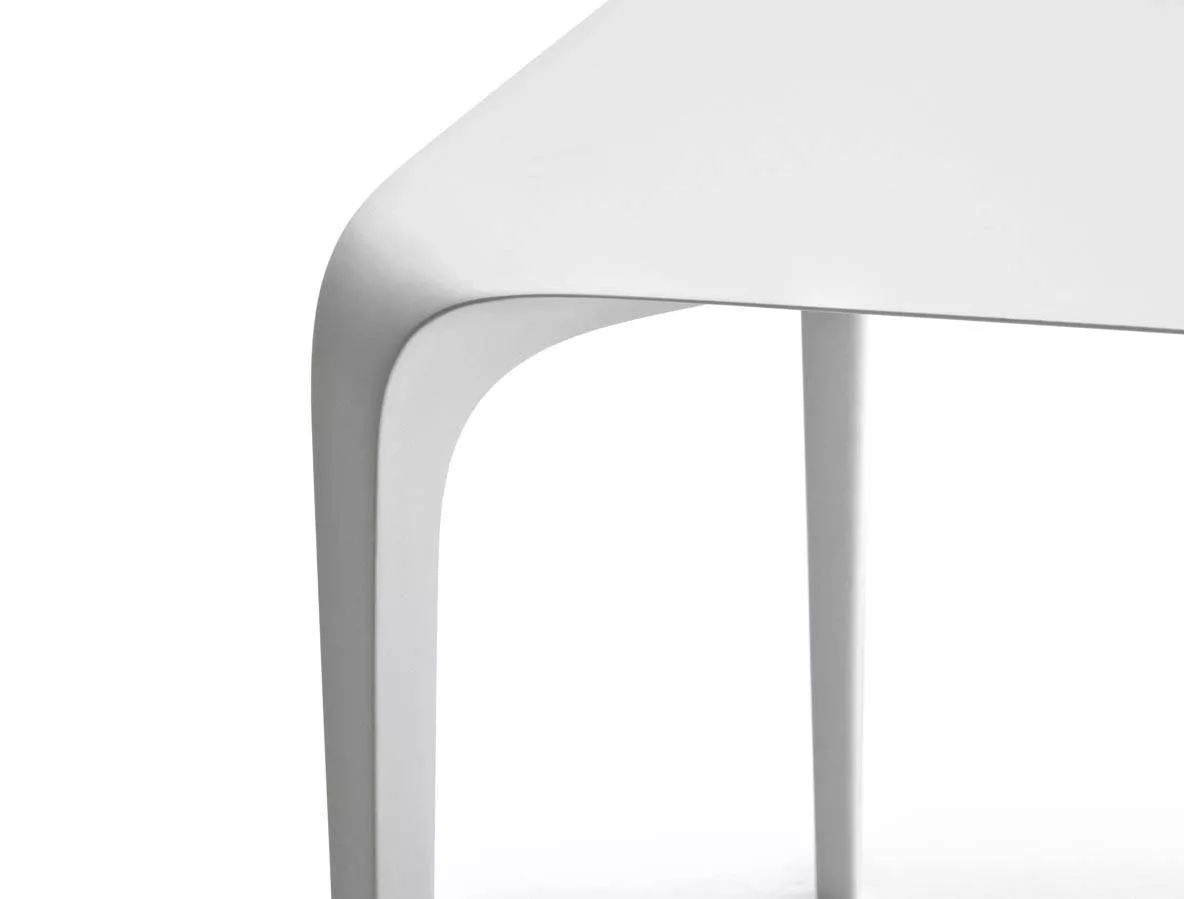 B&B Italia Link Outdoor Esstisch 190x90 cm in Weiß Detailansicht der Tischkante und Beine ohne Hintergrund