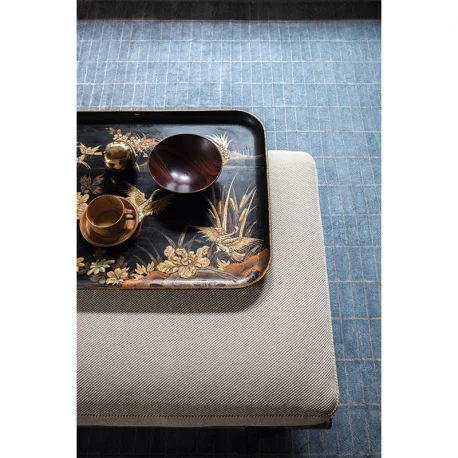 Die Let it Be Kollektion verkörpert ein modulares Einrichtungssystem das grenzenlose Konfigurationsmöglichkeiten bietet Die Möglichkeit Staufächer und Behälter an Anbausofas anzubringen erhöht die Funktionalität während die Struktur und die weichen Daunen