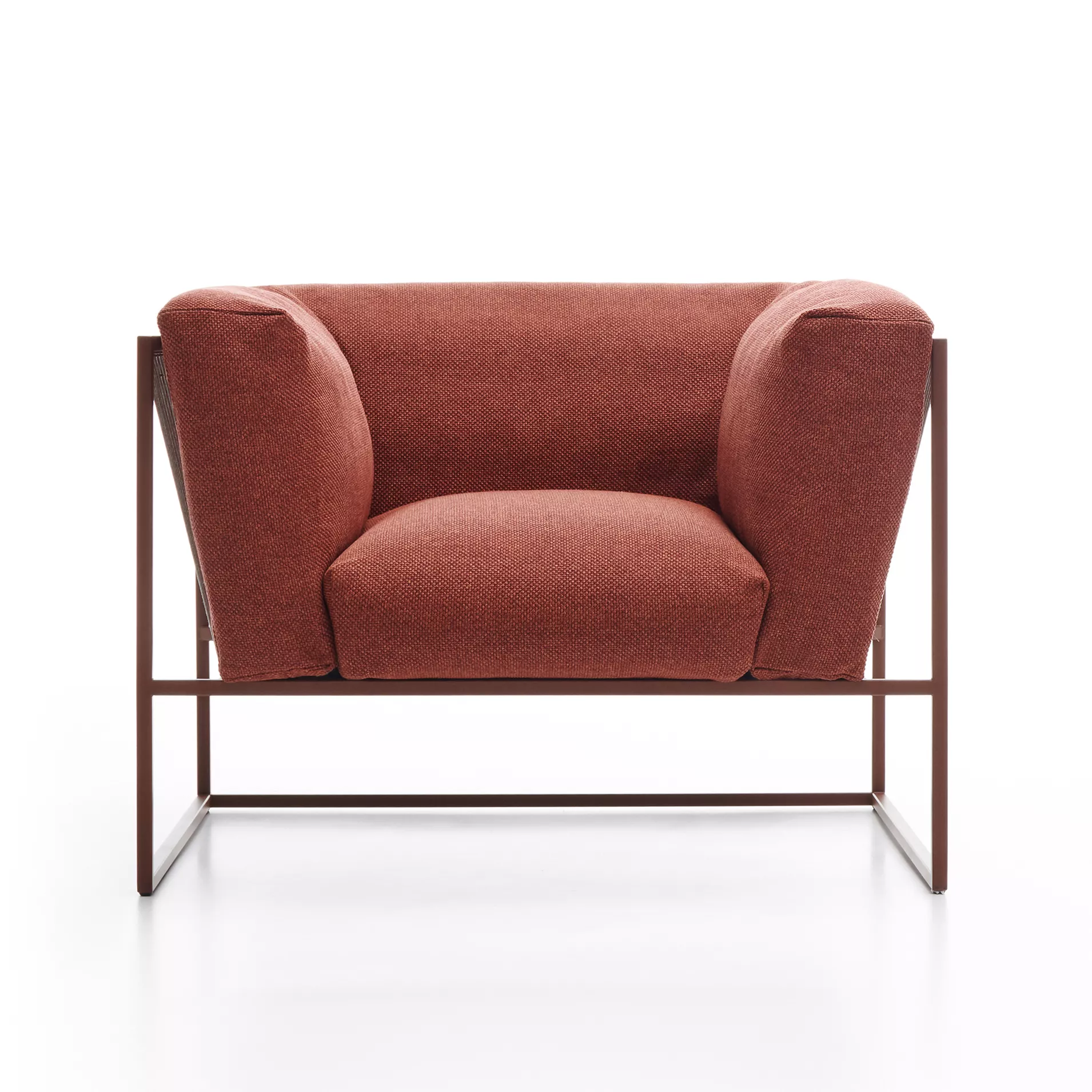 MDF Italia Arpa Loungesessel in rotbraunem Stoff auf weißem Hintergrund