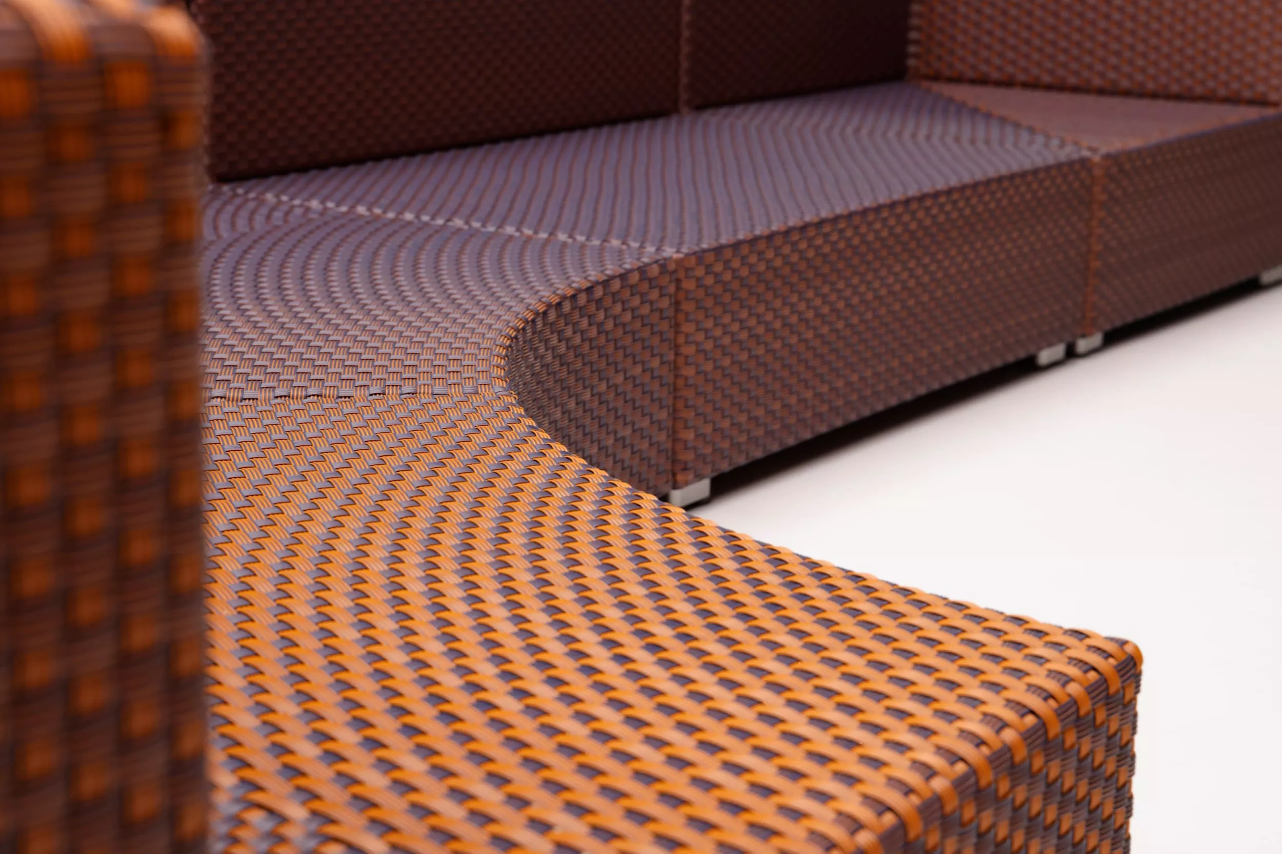 Dedon Lounge Mystique Bluo zeigt eine Nahaufnahme eines stilvollen geflochtenen Outdoor-Sofas in einem modernen Design ohne Hintergrund