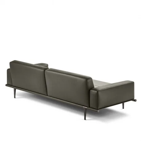 Die Let it Be Kollektion verkörpert ein modulares Einrichtungssystem das grenzenlose Konfigurationsmöglichkeiten bietet Die Möglichkeit Staufächer und Behälter an Anbausofas anzubringen erhöht die Funktionalität während die Struktur und die weichen Daunen