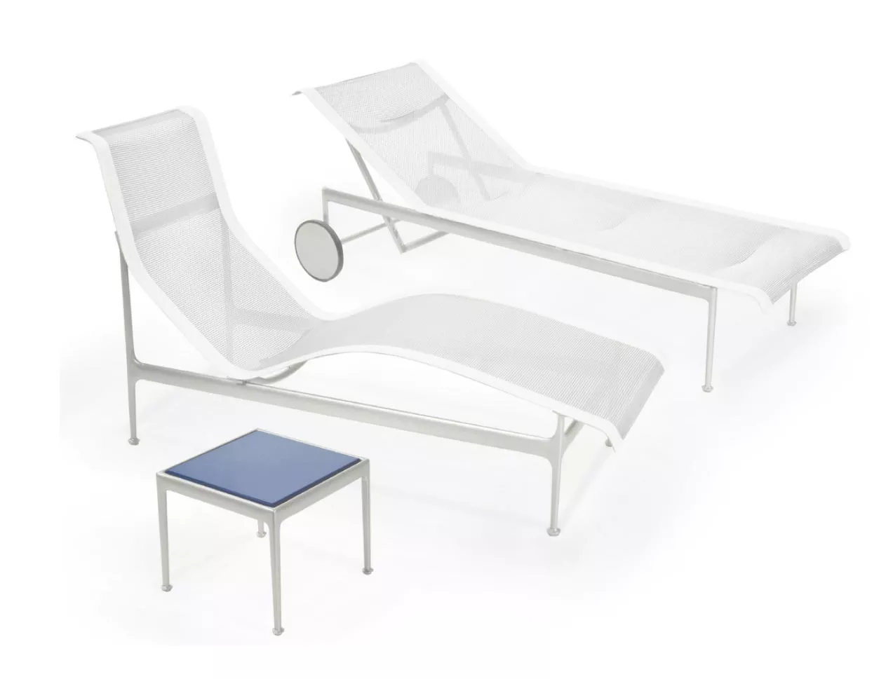 Zwei weiße Knoll Studio 1966 Collection Lounge Liegen und ein kleiner blauer Tisch ohne Hintergrund.