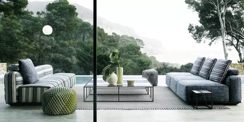 BeB Italia Hybrid Outdoor Loungegruppe Loungesofa auf einer Terrasse mit Blick auf bewaldete Hügel und Meer im Hintergrund