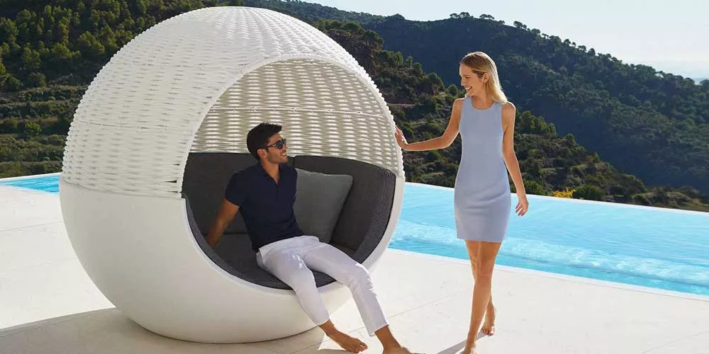 Vondom Ulm Moon Loungegruppe in Weiß, Gartenmöbel vor Pool mit Bergblick, entspannte Atmosphäre.