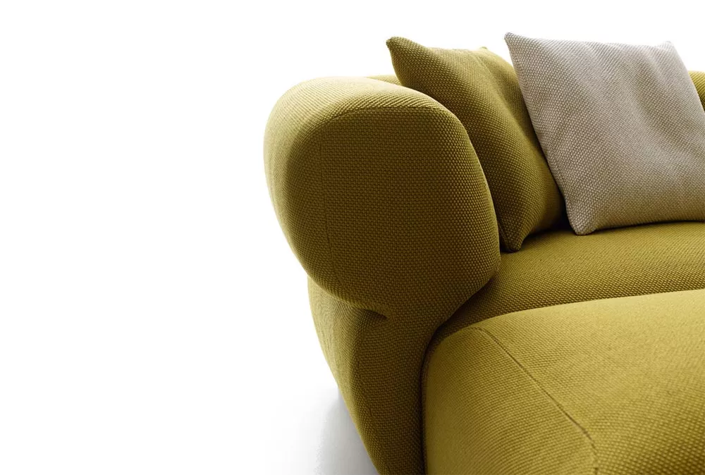 B&B Italia Butterfly Outdoor Loungegruppe in gelb mit zwei Kissen auf einem weißen Hintergrund