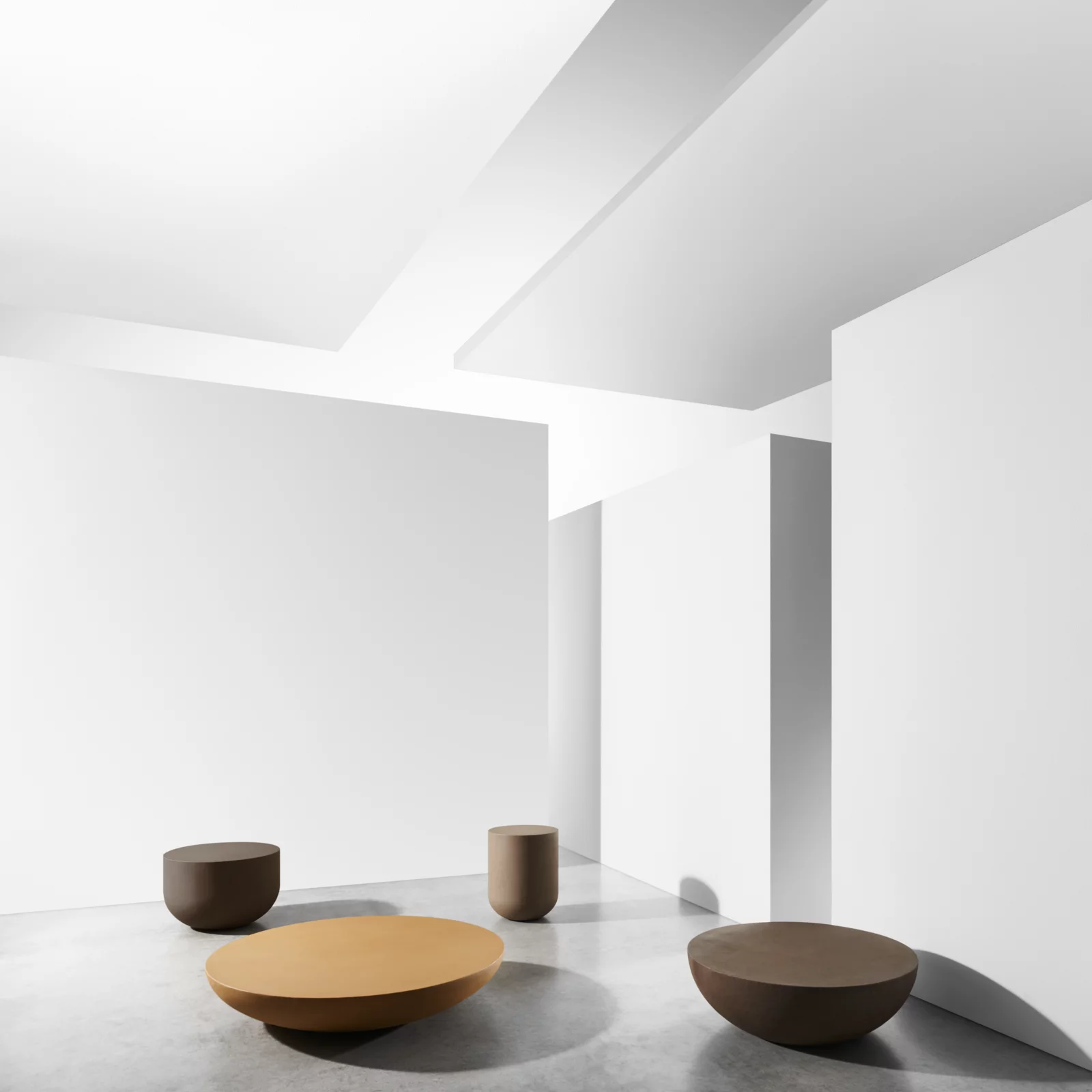 Gervasoni Inout Kollektion zeigt moderne runde Tische und Hocker in verschiedenen Farben in einem minimalistischen Raum ohne Hintergrund