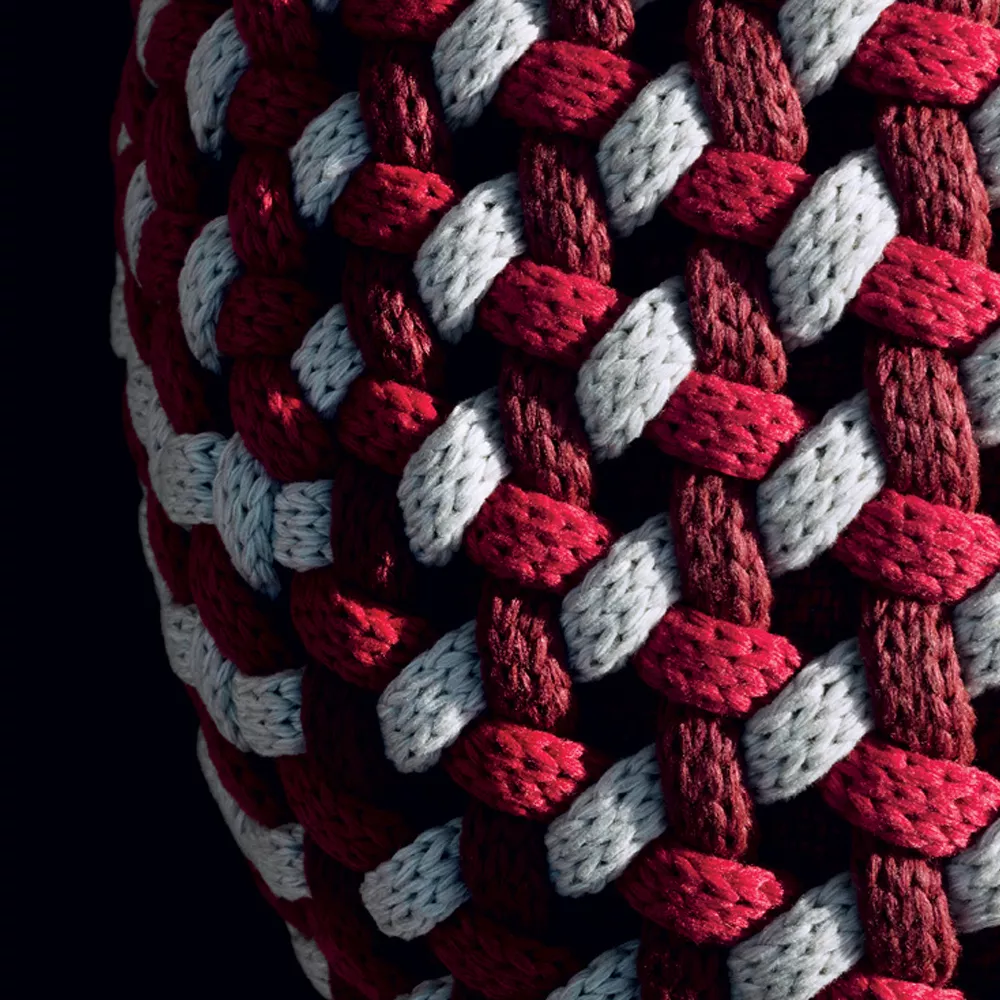 B&B Italia Tramae kleiner Hocker in Nahaufnahme zeigt ein geflochtenes Muster in Rot und Grau